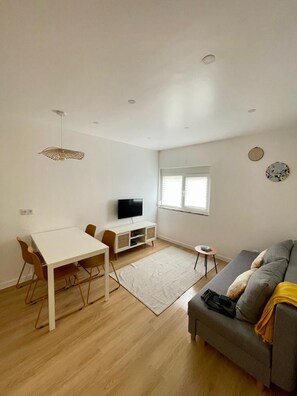 Smart TV - Modern Apartment in São Martinho: 5 Min from the Beach, Pool, Parking (São Martinho do Porto)