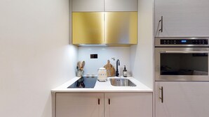 Coffee/tea maker, cookware/dishes/utensils - 1 bedroom - The Draycott Flat in Sloane Square (London)
