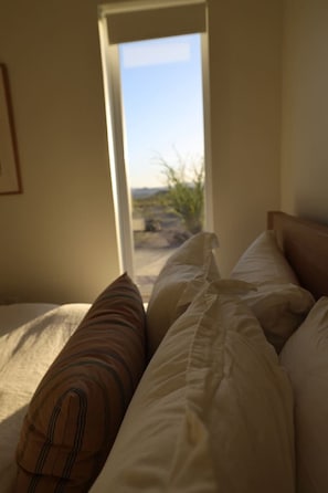 2 bedrooms, desk, iron/ironing board, WiFi