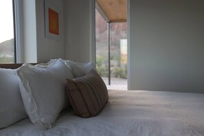 2 bedrooms, desk, iron/ironing board, WiFi