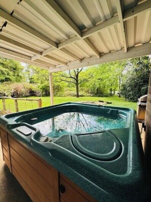 Outdoor spa tub