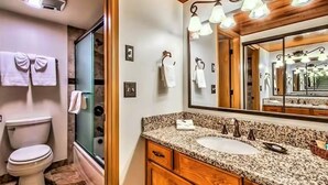 Ein Badezimmer mit Toilette, Waschbecken und Dusche.