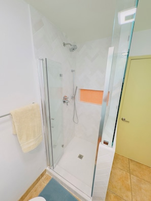 Douche, serviettes fournies, papier toilette