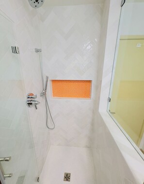 Douche, serviettes fournies, papier de toilette