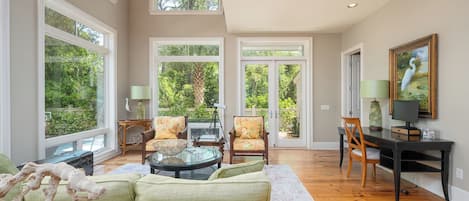 TV connectée, cheminée, livres