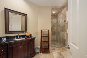 Shower, hair dryer, towels, soap - Sea Pines Retreat, Steps to Beach Path, Private Pool, Outdoor Showers & Golf (Hilton Head Island)