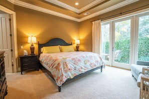 5 間睡房、書桌、熨斗/熨衫板、可攜式嬰兒床