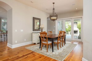 Dining - Sea Pines Retreat, Steps to Beach Path, Private Pool, Outdoor Showers & Golf (Hilton Head Island)