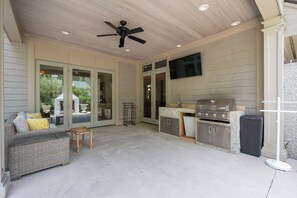 Terrace/patio - Sea Pines Retreat, Steps to Beach Path, Private Pool, Outdoor Showers & Golf (Hilton Head Island)