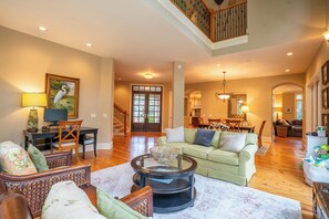 TV connectée, cheminée, livres