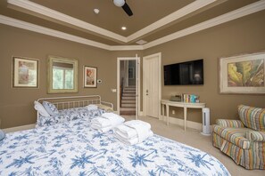 5 bedrooms, desk, iron/ironing board, travel cot - Sea Pines Retreat, Steps to Beach Path, Private Pool, Outdoor Showers & Golf (Hilton Head Island)