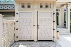 Exterior detail - Sea Pines Retreat, Steps to Beach Path, Private Pool, Outdoor Showers & Golf (Hilton Head Island)