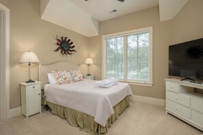 5 bedrooms, desk, iron/ironing board, travel crib - Sea Pines Retreat, Steps to Beach Path, Private Pool, Outdoor Showers & Golf (Hilton Head Island)