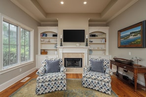 Smart TV, fireplace, books - Sea Pines Retreat, Steps to Beach Path, Private Pool, Outdoor Showers & Golf (Hilton Head Island)