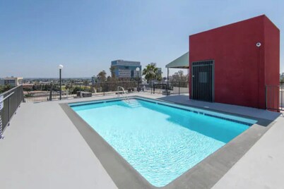 Snazzy 2Bed Apt- Rooftop Pool with Hollywood Sign View