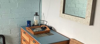 Charming studio in terrific Pacific Beach with WiFi. Under 5 min walk to beach