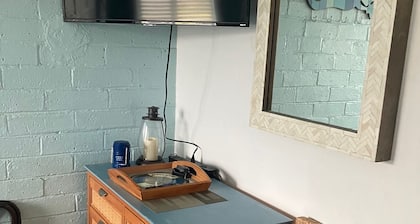 Charming studio in terrific Pacific Beach with WiFi. Under 5 min walk to beach