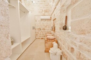 Shower, hair dryer, bidet, towels - Tenuta Maria Vittoria - Private pool & garden (Ostuni)