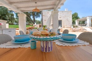 Outdoor dining - Tenuta Maria Vittoria - Private pool & garden (Ostuni)