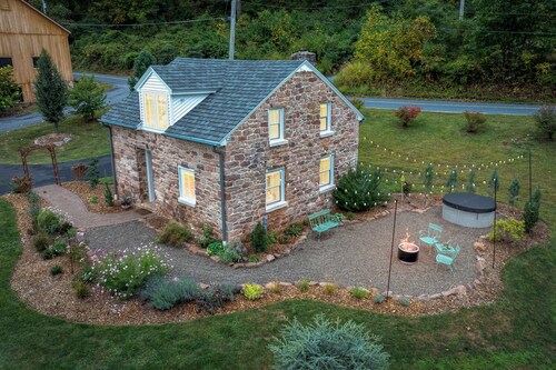 Quaint Cottage on Farm HOT TUB & Fire Pit