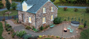 Quaint Cottage on Farm HOT TUB & Fire Pit