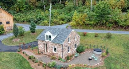Quaint Cottage on Farm HOT TUB & Fire Pit