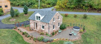 Quaint Cottage on Farm HOT TUB & Fire Pit