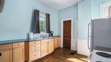 Køleskab, mikrobølgeovn, kogeplade, opvaskemaskine