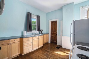 Fridge, microwave, stovetop, dishwasher