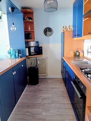 Køleskab, mikrobølgeovn, ovn, kogeplade