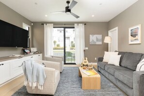 Televisión y chimenea 