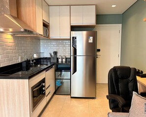 Køleskab, mikrobølgeovn, køkkentøj/tallerkener/redskaber