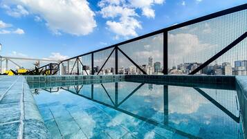 Une piscine sur le toit offrant une vue dégagée sur les gratte-ciel de la ville.