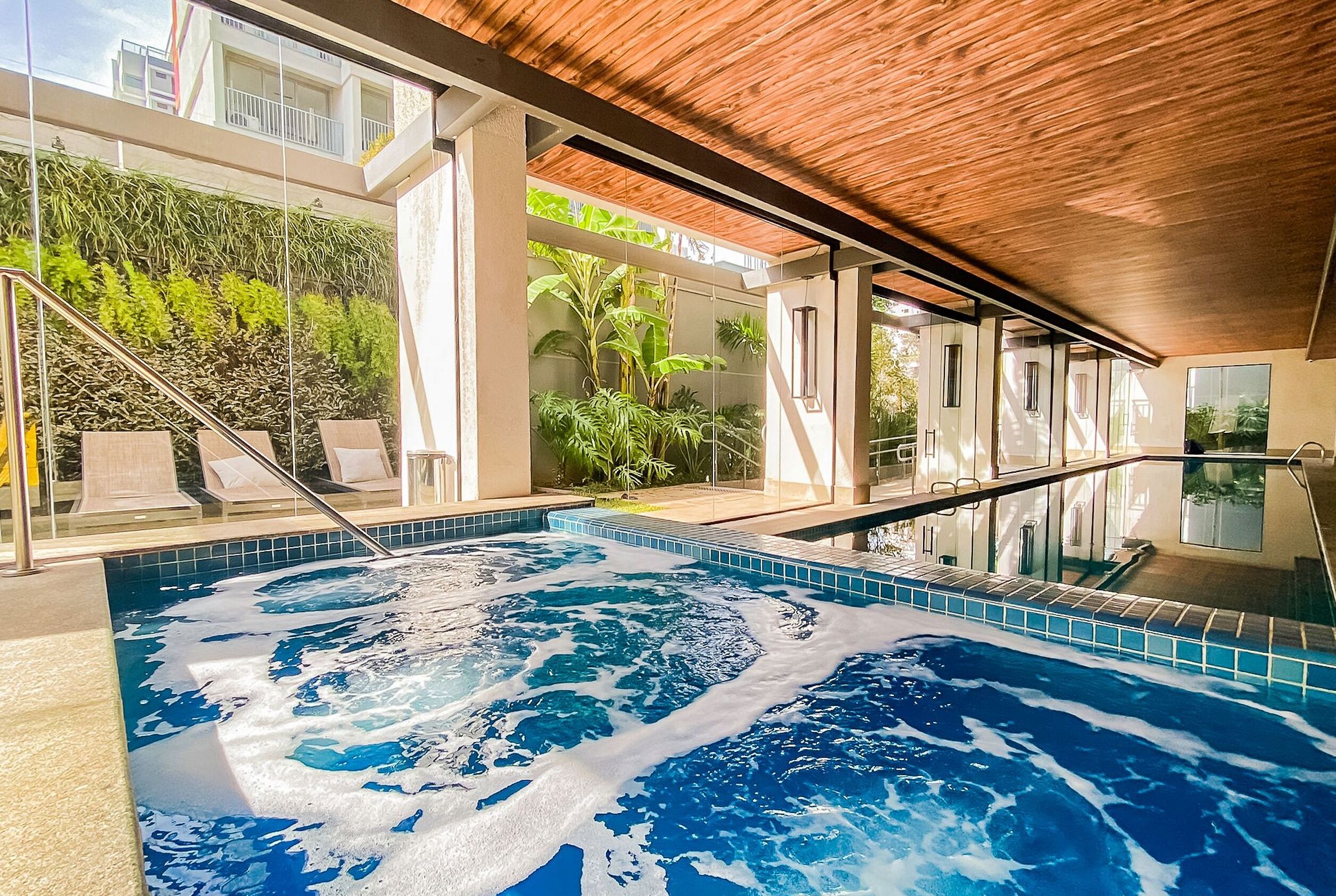 حمّام سباحة مُدفَّأ