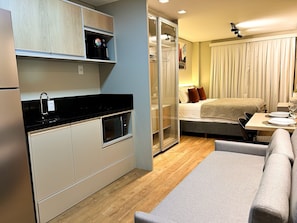 Iron/ironing board, bed sheets