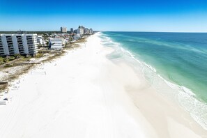 På stranden, liggestole, badehåndklæder