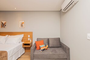 Minibar, espacio para trabajar con laptop y cortinas blackout 