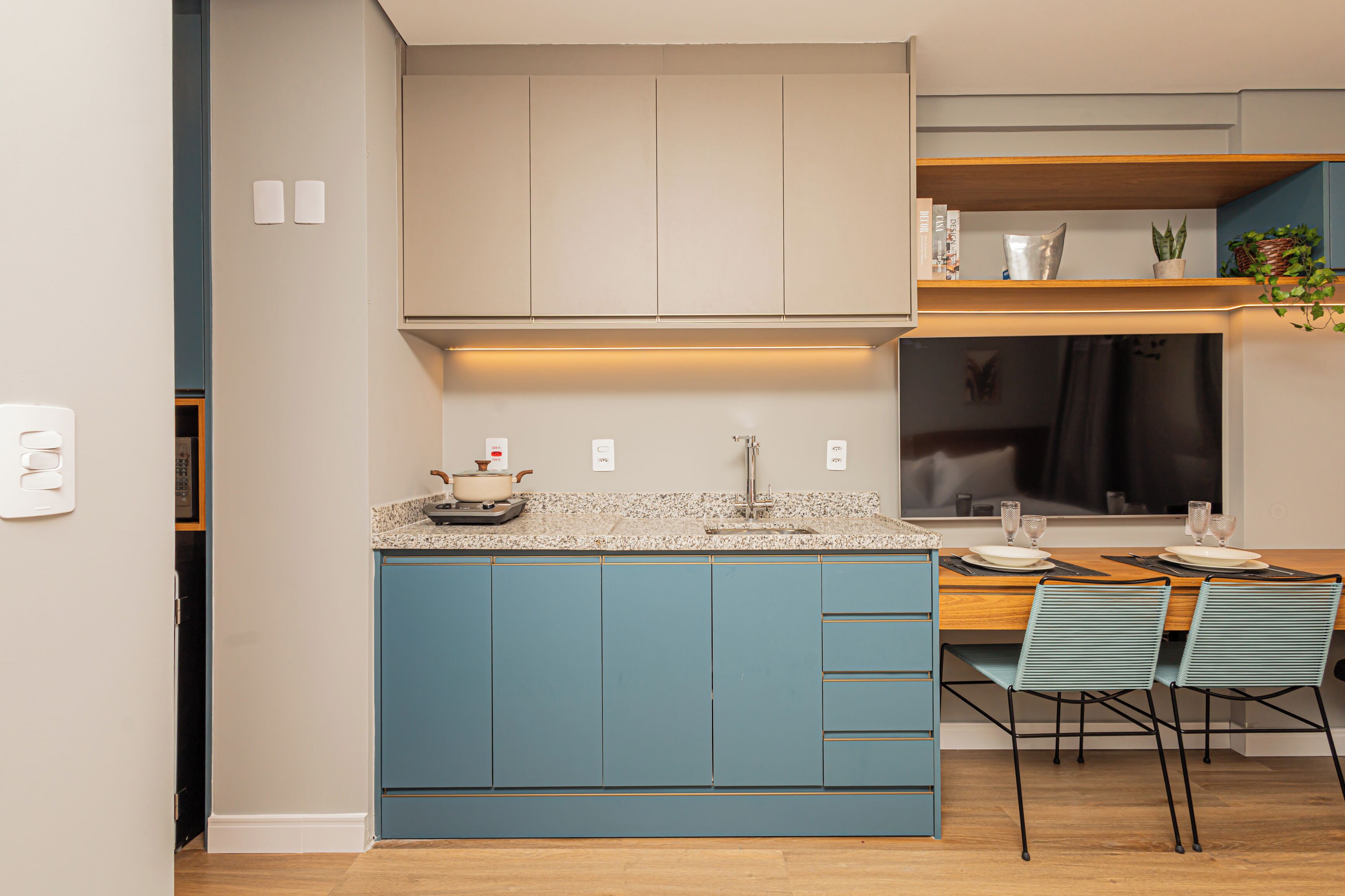 Classic Studio, City View | Private kitchen | Mini-fridge, microwave, stovetop, coffee/tea maker