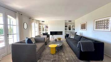 Smart-tv en een open haard