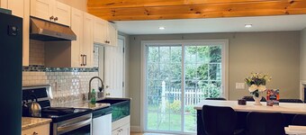 Charming 4-bedroom house with game room loft, WiFi and AC in Wells near harbor