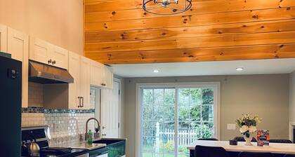 Charming 4-bedroom house with game room loft, WiFi and AC in Wells near harbor