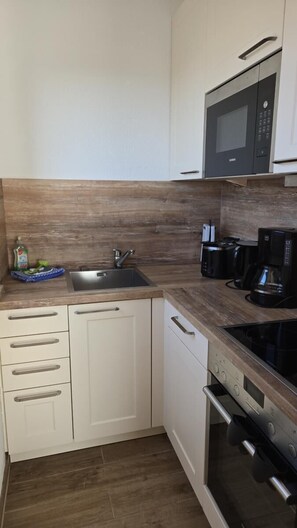 Réfrigérateur, micro-ondes, four, lave-vaisselle