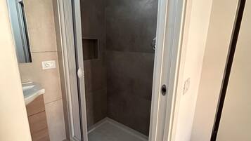 Asciugacapelli, bidet, asciugamani, sapone