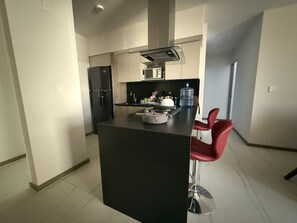 Kjøleskap, mikrobølgeovn, kokeplater og kaffetrakter/tekoker