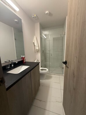 مناشف، صابون، شامبو، ورق حمّام