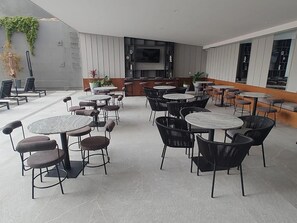 تناول الطعام بالخارج