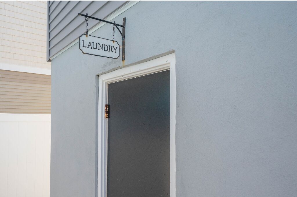 Una casa con una puerta y un letrero que dice "LAUNDRY".