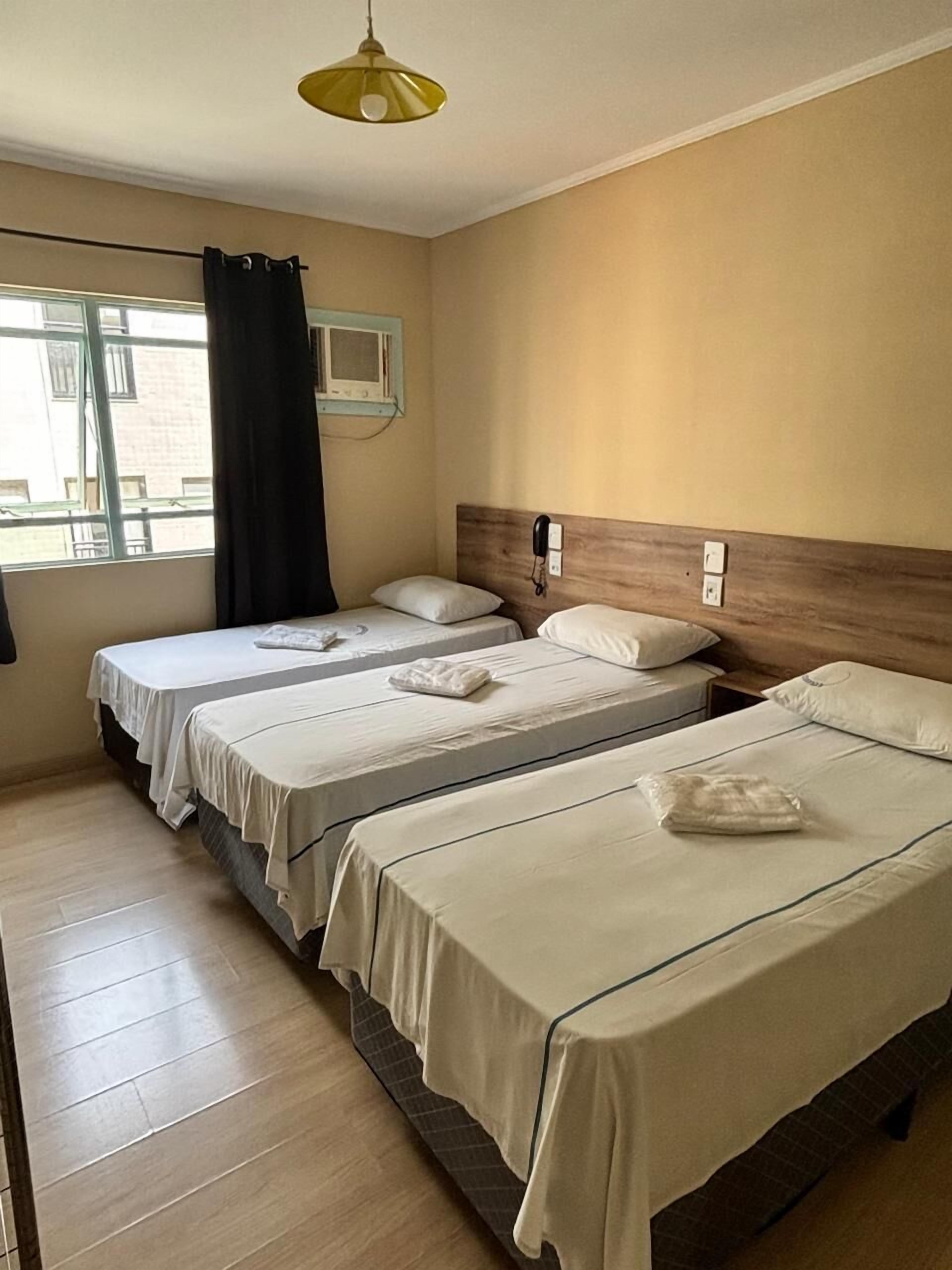 Triple Room | Laptop workspace, free WiFi, bed sheets