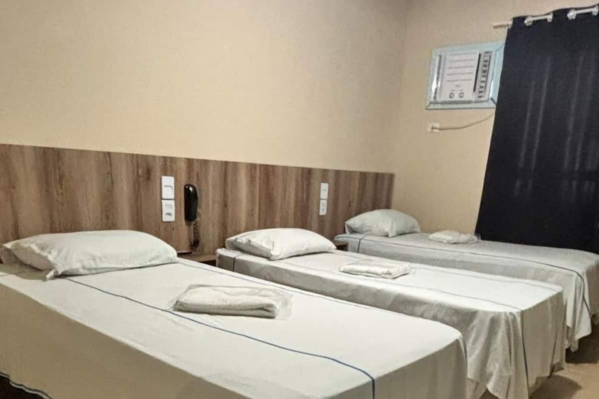 Triple Room | Laptop workspace, free WiFi, bed sheets