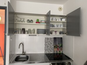 Kjøleskap, mikrobølgeovn, ovn og oppvaskmaskin